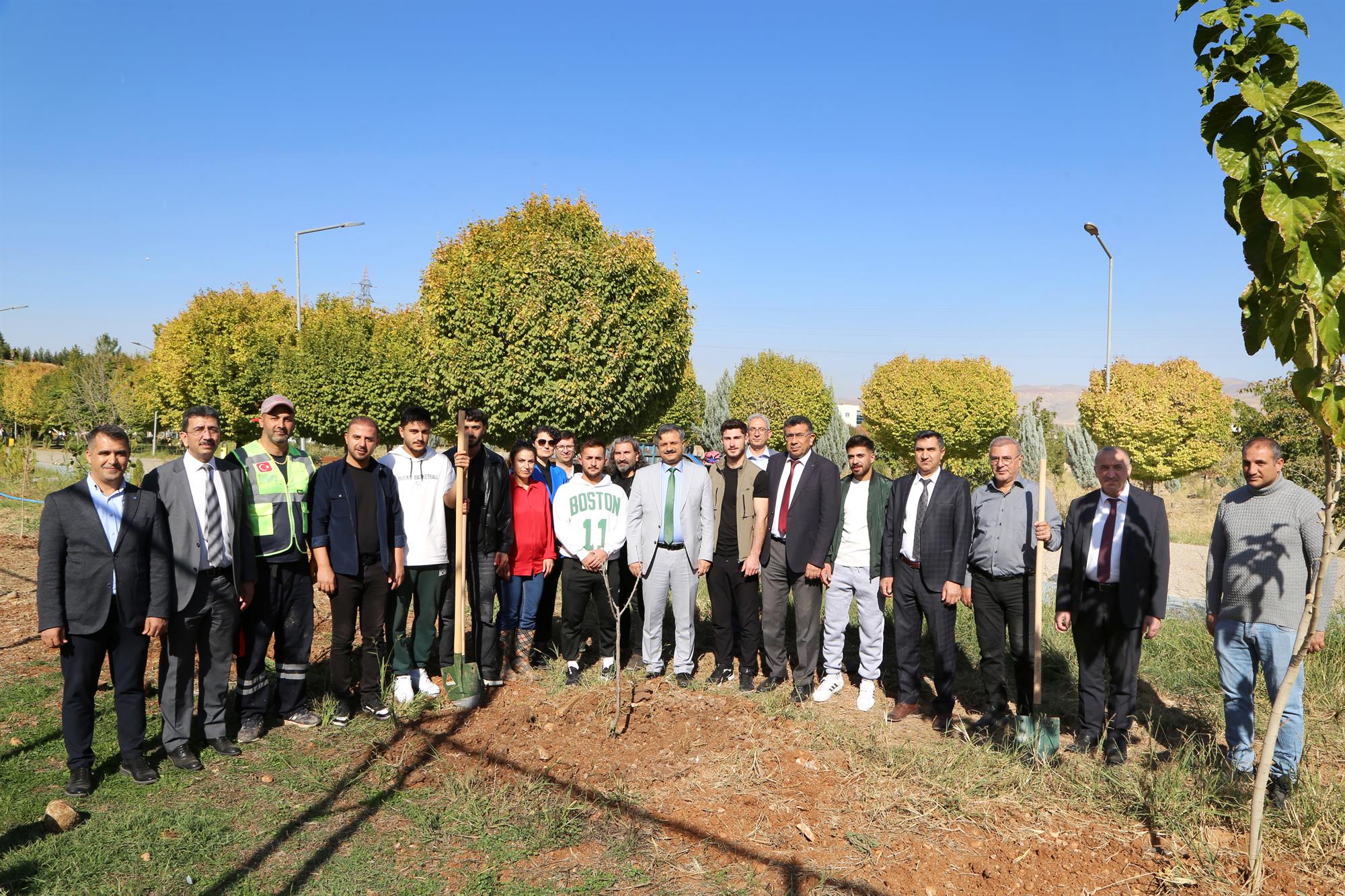 Üniversitemizde Ağaç Dikimi Etkinliği Gerçekleştirildi